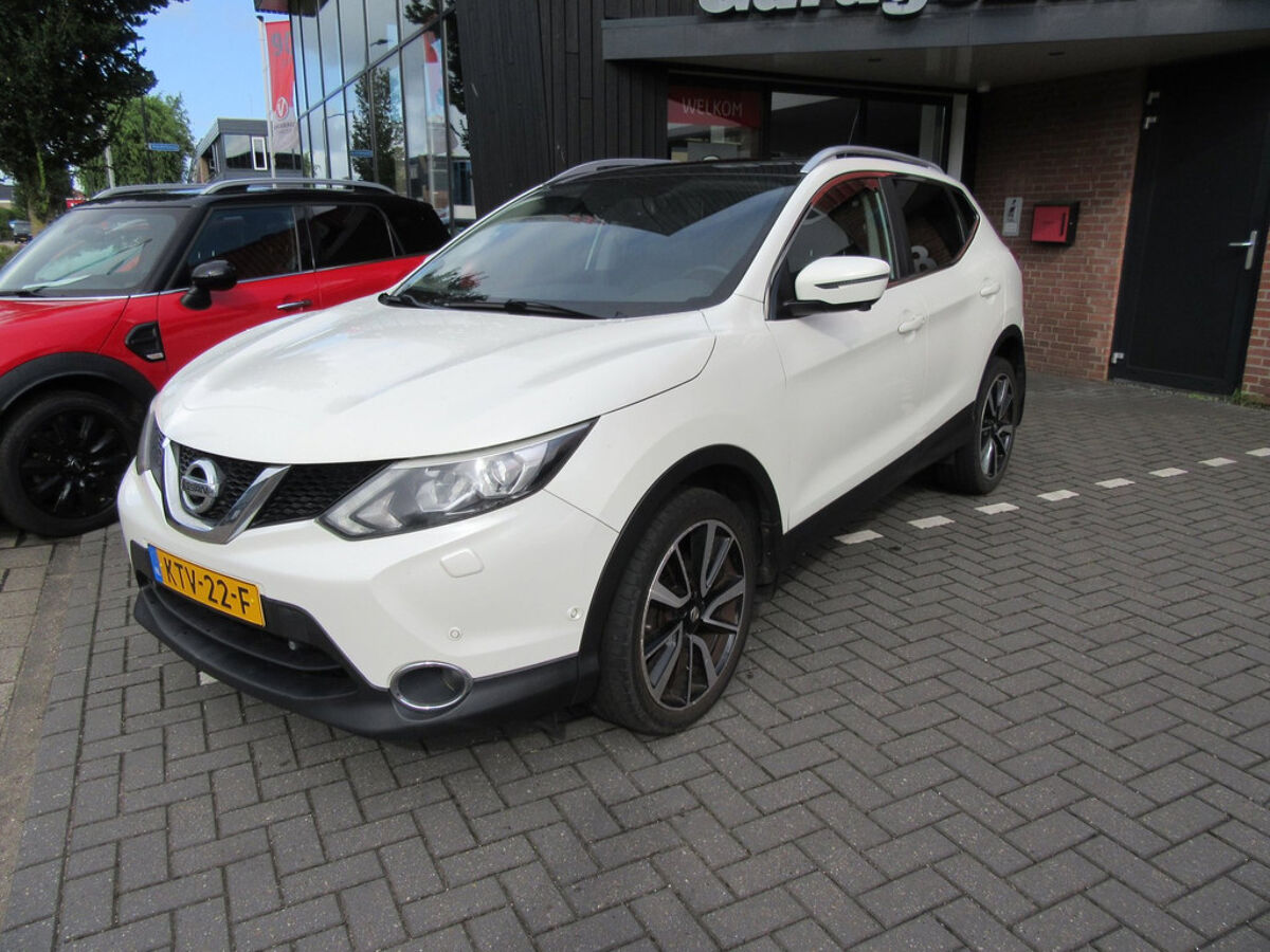 Nissan QASHQAI 1.2 Connect Edition met panodak en trekhaak | Vakgarage